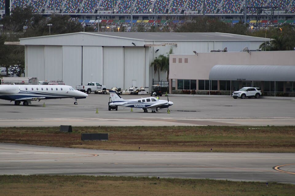 Beechcraft Baron 58 (Black Square)