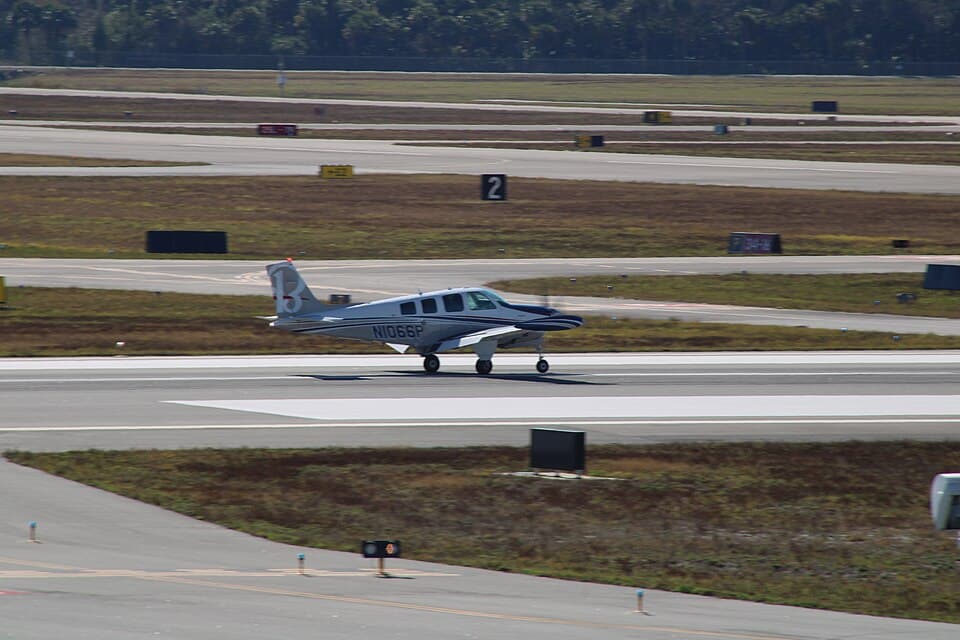 Beechcraft Bonanza (Black Square)