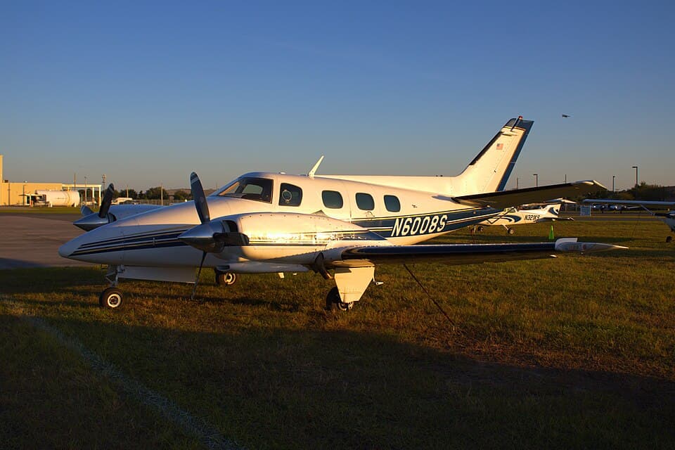 Beechcraft Duke B60 (Black Square)